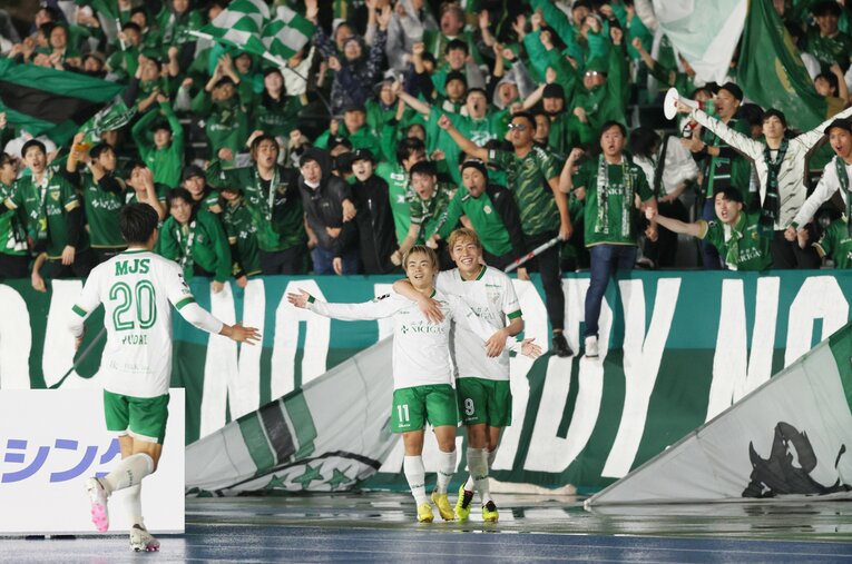 勝ち越しゴールを決めた山見大登。緑のサポーターも歓喜　©JIJI PRESS