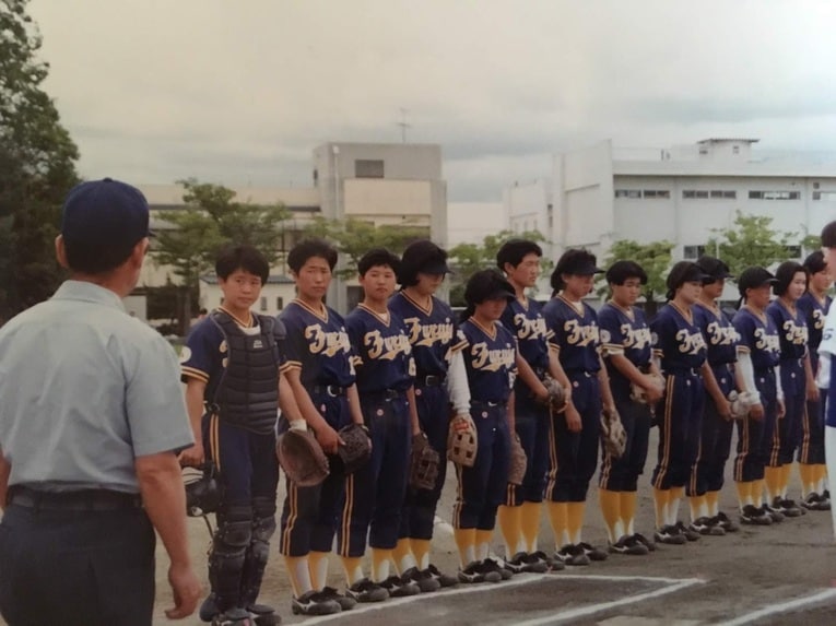 ソフトボール選手時代の藤岡奈穂子（本人提供）