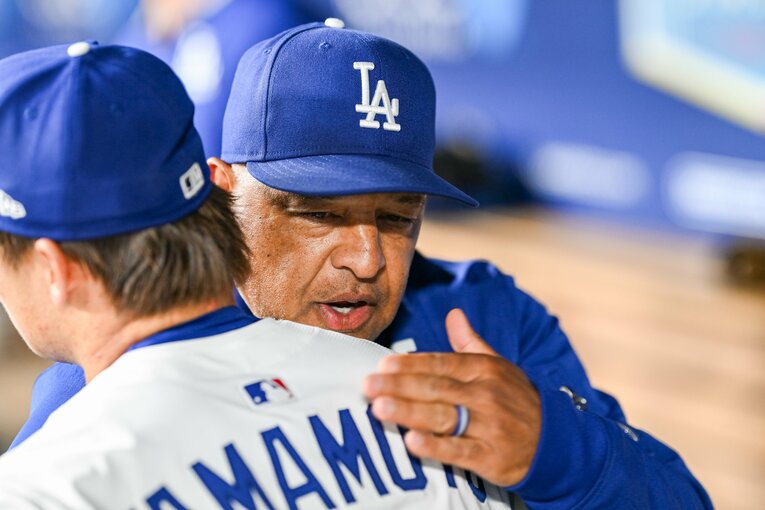 【常勝ドジャースと大谷らの”ステキな日常”／全100枚超】山本由伸をハグするロバーツ監督…写真はまだまだ続きます　©Nanae Suzuki