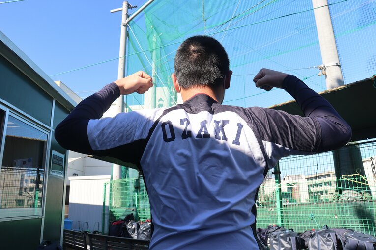 尾崎監督から特別に贈ってもらったネームTシャツをすっかり気に入っていると話す宍戸凌太記録員　©Yuki Kashimoto