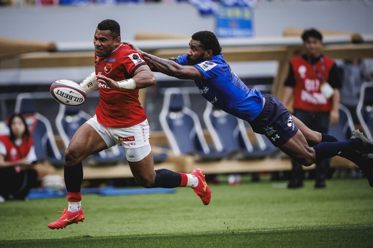 ジョネ・ナイカブラ（左）の独走を許すまいと飛びつくマリカ・コロインベテ。しかし、ジャージの首元に手がかかったことでシンビンを受ける（1/3枚）　©︎Kiichi Matsumoto