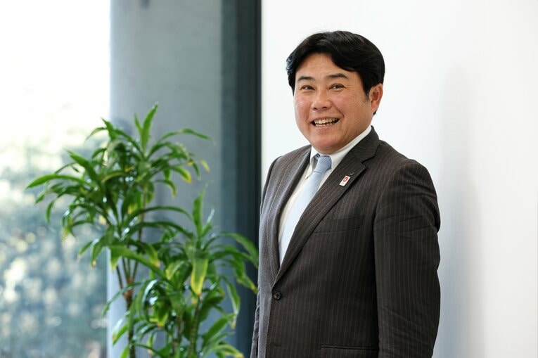 取材に応じる住友電工の渡辺康幸監督　©Shigeki Yamamoto