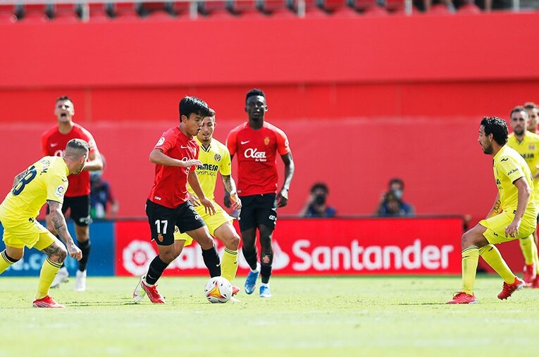 「クボ、ユニフォームちょうだい！」久保建英の“ティキタカ”は地元の子供、タクシー運転手にも人気… ビジャレアル相手に見せた敬意とは〈激写〉(33)