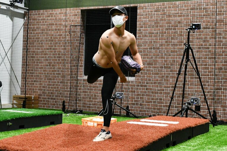 「ピッチングバイオメカニクス」では、マーカーを装着して体の動きを詳細に解析する　©NEXT BASE