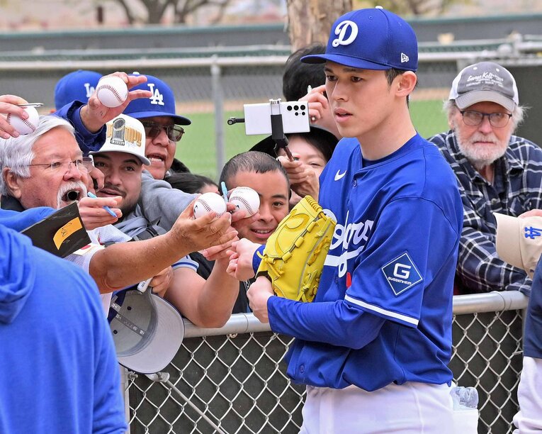 現地時間2月12日、キャンプインした佐々木朗希。初の“サイン会”にファンが殺到し、30秒で終了したという　©JIJI PRESS