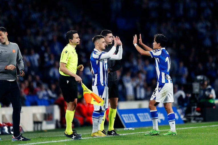 「TAKE 14」ユニ少年の期待に応えて…前髪イメチェン久保建英のW杯後ソシエダ初戦「ゴールへの気迫＋守備」を撮った〈写真多数〉(33)