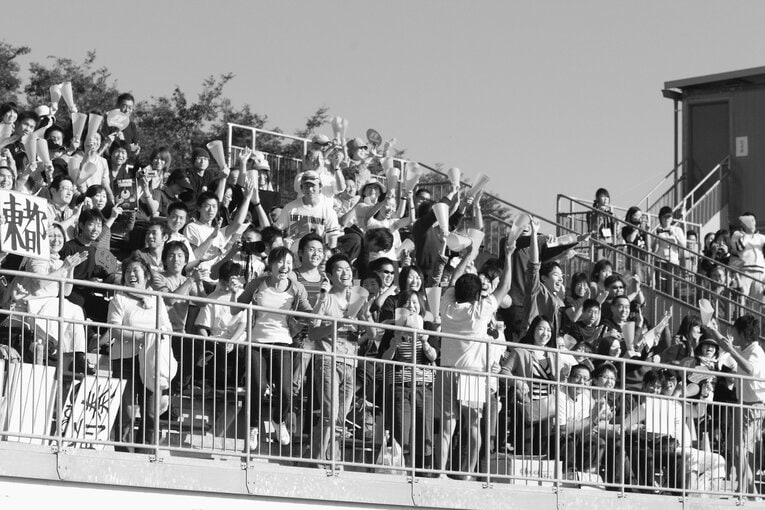 満員のスタンド。王者・法政大へのアップセットを予感させるほど当時の一橋大の評価は高かった／取材対象者提供
