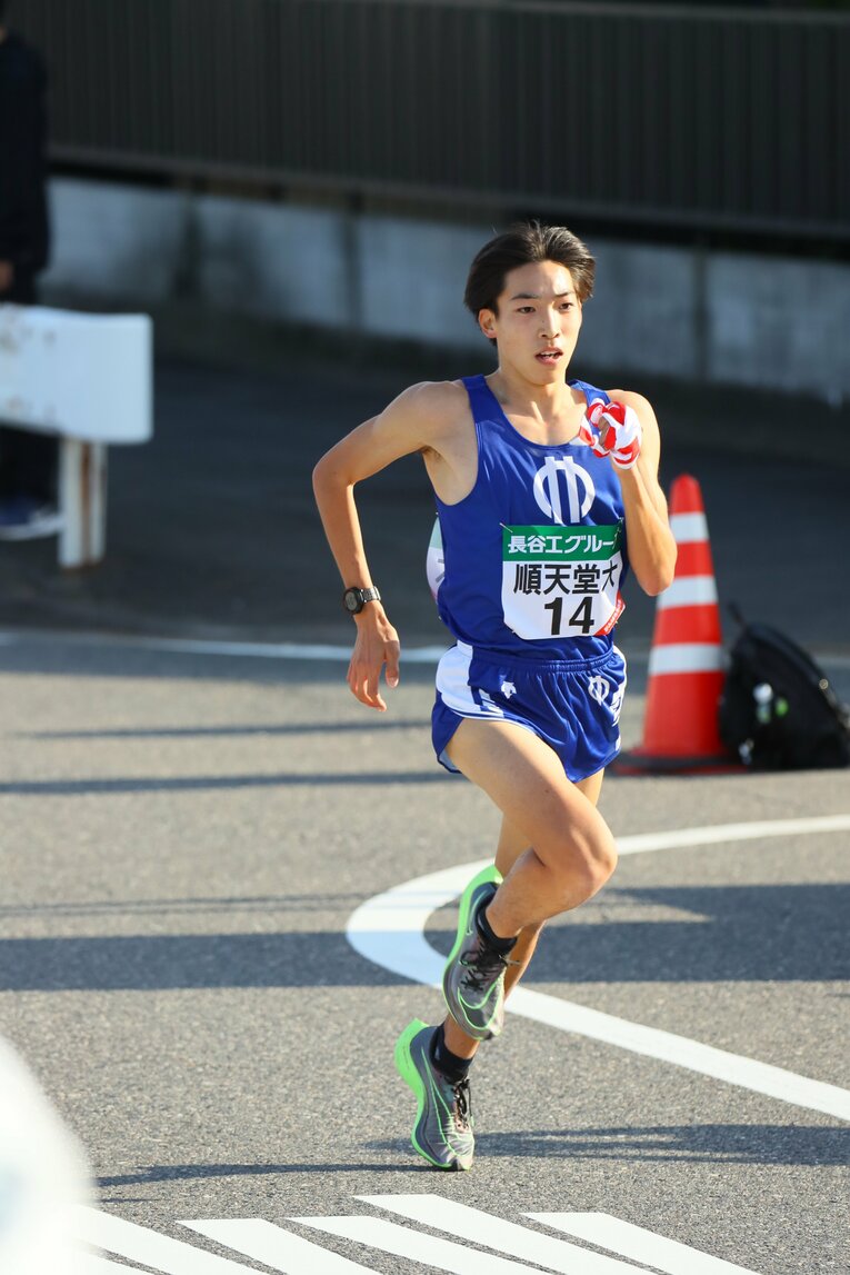 全日本大学駅伝を走る三浦　©JMPA