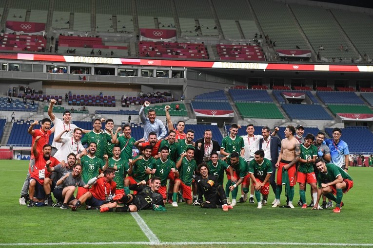 銅メダルを獲得して歓喜するメキシコ代表（西村コーチは一番左）　©︎Takuya Kaneko/JMPA