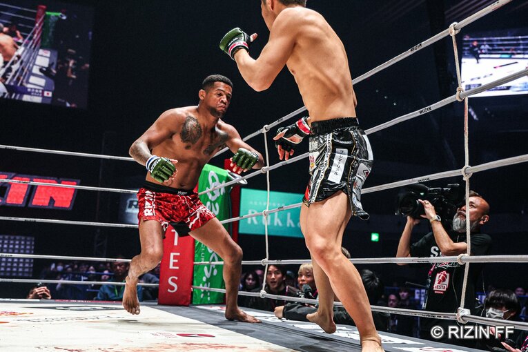 秋元強真vs.パッチー・ミックス　©RIZIN FF