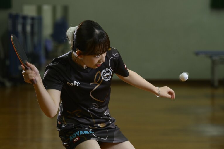 青学大3年生で、Tリーグでもプレーするカットマン・小林りんご【スワイプするとそのほかの写真もご覧になれます】　©Hirofumi Kamaya