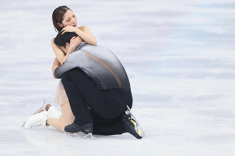 フリーでの圧巻の演技を終え、氷上で感極まる木原と三浦 ／ photograph by Kaoru Watanabe / JMPA