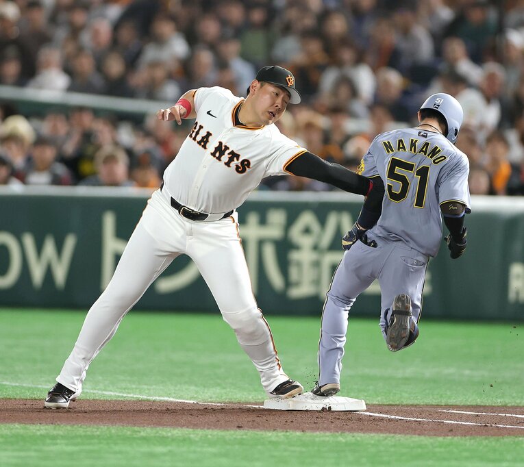 巨人・岡本和真が左肘を負傷した阪神戦、中野拓夢との交錯プレー　©︎SANKEI SHIMBUN