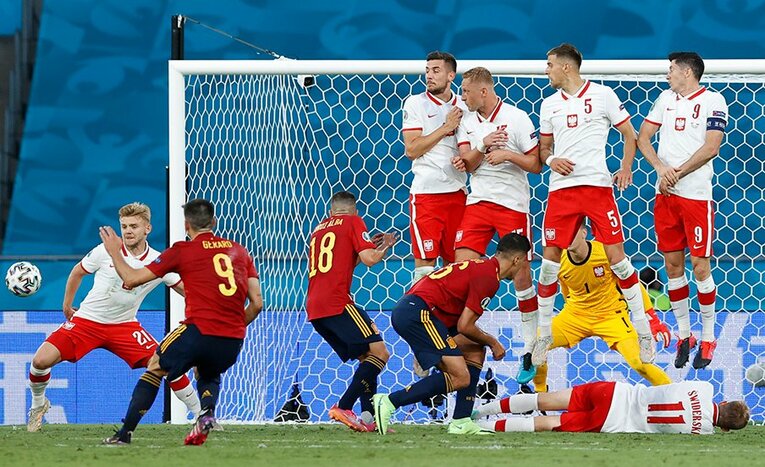 EURO2020でも「壁下のアレ」はよく見られた　©Getty Images