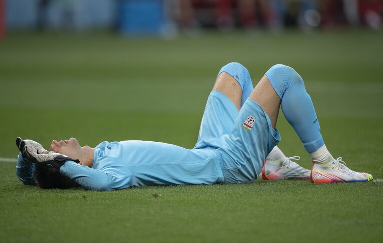 守護神ベイランバンドが前半早々に脳しんとうで途中交代したイランはイングランドに惨敗した　©Getty Images