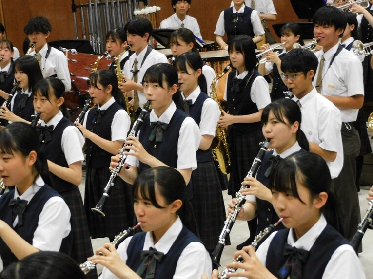 楽しそうに演奏する吹奏楽部の生徒たち　©︎Haruka Sato