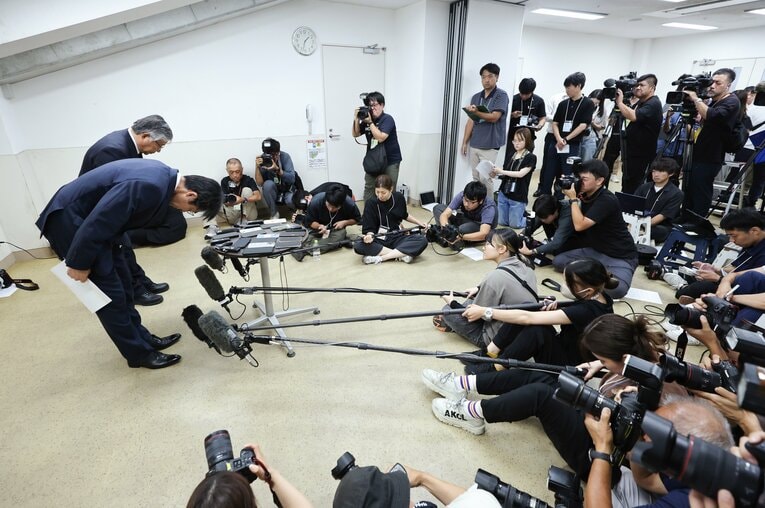 出場辞退に関する記者会見を終え、頭を下げる広陵の堀正和校長（左端手前）ら　©JIJI PRESS