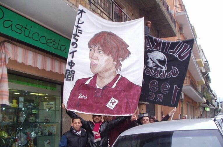 潜入写真！無法ウルトラスの実態。スタジアム内を包む炎に発煙筒……。(27) ／ photograph by Takashi Yuge