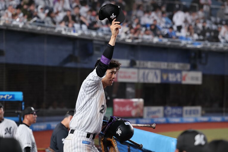 新記録を樹立し、ファンの歓声に応える岡　©︎Chiba Lotte Marines