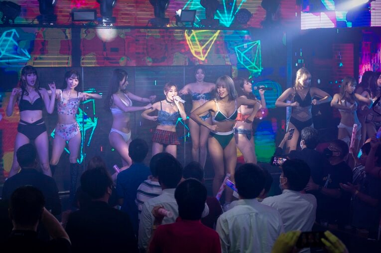 ショー終盤、キャスト総出で盛り上がるステージでは、MCの役割もこなす