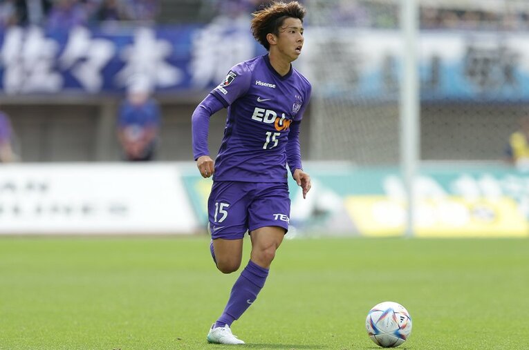 広島の右サイドで躍動するMF藤井智也（23歳）。50m5秒台の俊足を生かしたドリブルが武器 ／ photograph by J.LEAGUE