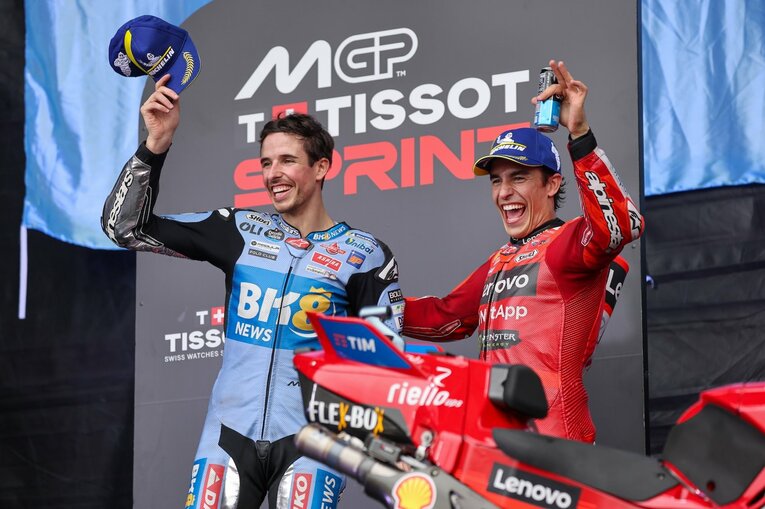 スプリントの表彰式でのマルケス兄弟　©Satoshi Endo