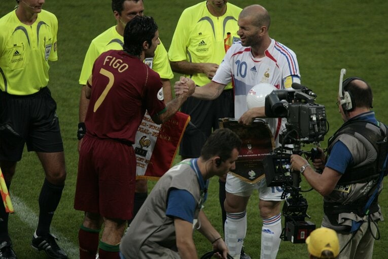 ジダンと握手するフィーゴ（2006年ドイツW杯準決勝）©︎JMPA