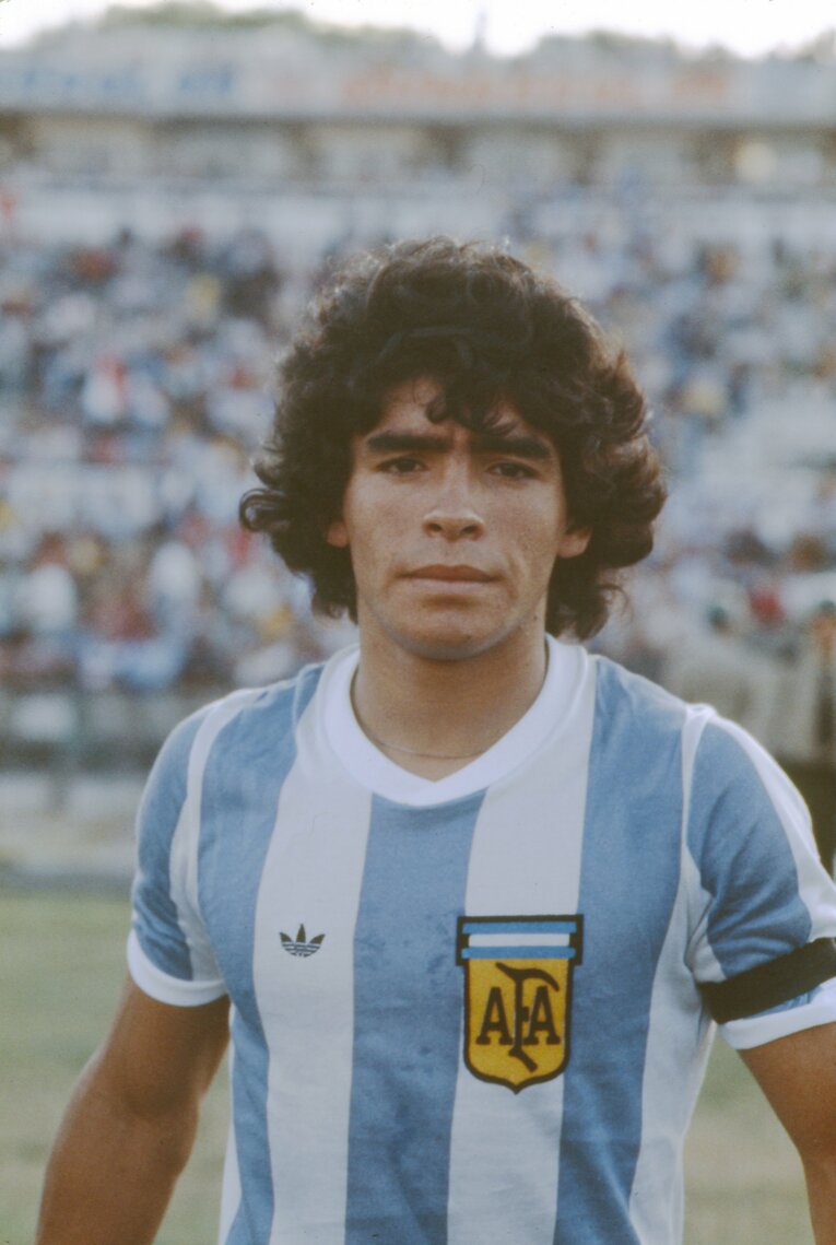 Number PLUSの表紙とは別のカット。「（18歳の）マラドーナは間近でカメラを向けても嫌な顔ひとつしなかった」　©Yoshiyuki Kurai