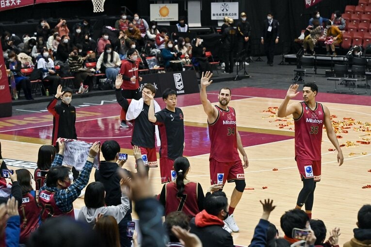 （右から）ヒース、アギラール、長谷川、大塚、米須　©KAWASAKI BRAVE THUNDERS