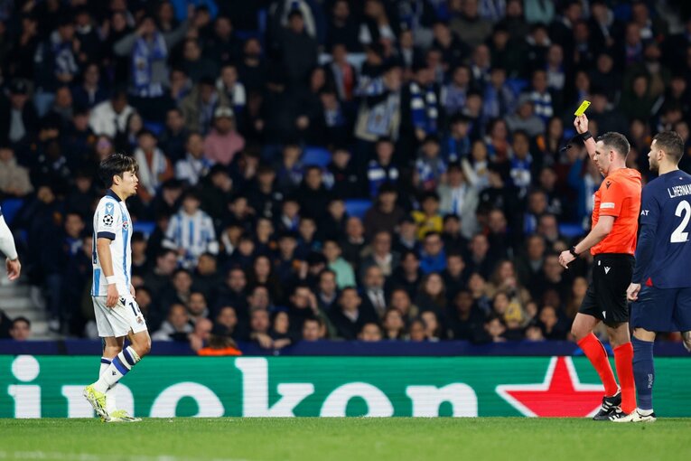 熱い気持ちの裏返しか、カードをもらう場面も　©Daisuke Nakashima