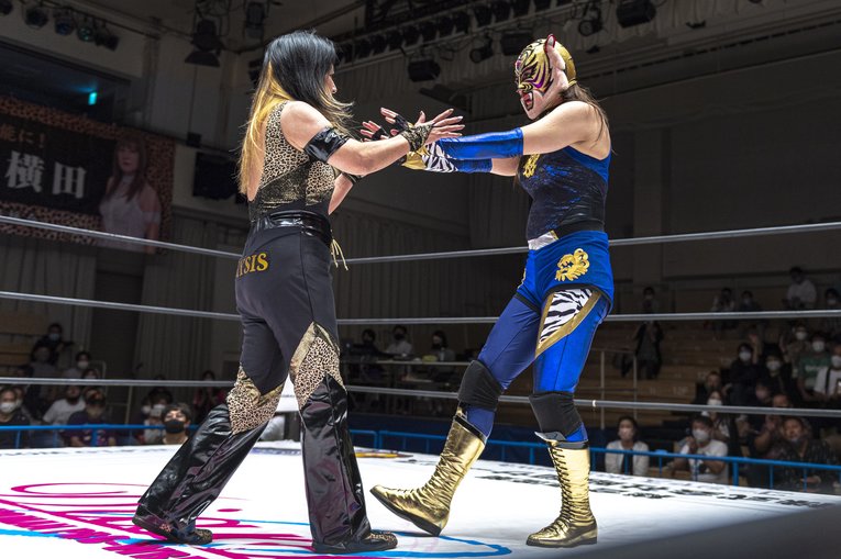 試合後にリング上で抱擁を交わすジャガーとクイーン