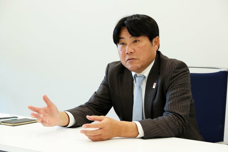 取材に応じる住友電工の渡辺康幸監督　©Shigeki Yamamoto