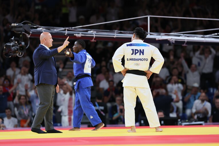 ギャバに反則負けを喫した橋本　©Kaoru Watanabe/JMPA