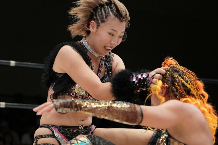 ジュリアに頭突きをかます桜井麻衣　©Essei Hara