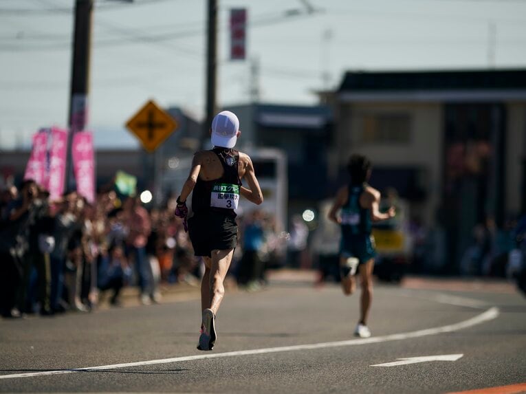 第56回全日本大学駅伝、当日変更で7区を走った國學院大・平林清澄（4年）は青学大・太田蒼生と激しくトップを争うも2位で襷を渡す　©Yuki Suenaga