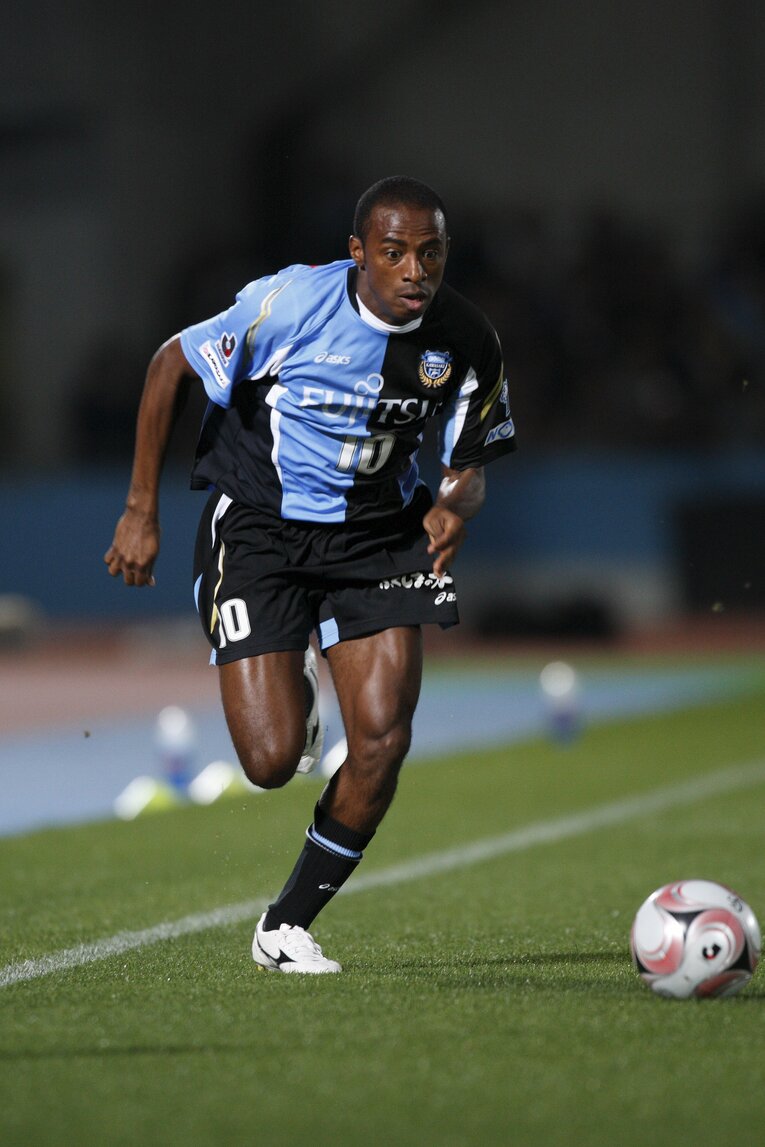 シュートを放つジュニーニョ…写真はまだまだ続きます　　©Shigeki Yamamoto