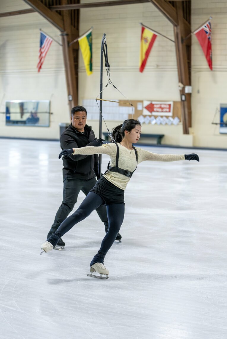 ハーネスをつけてジャンプの習得に取り組む中井　©️Yoshie Noguchi