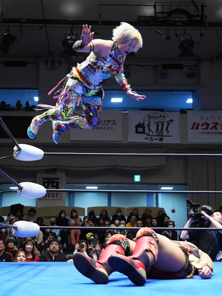 里村明衣子に目掛けてダイブする高橋奈七永　©Essei Hara