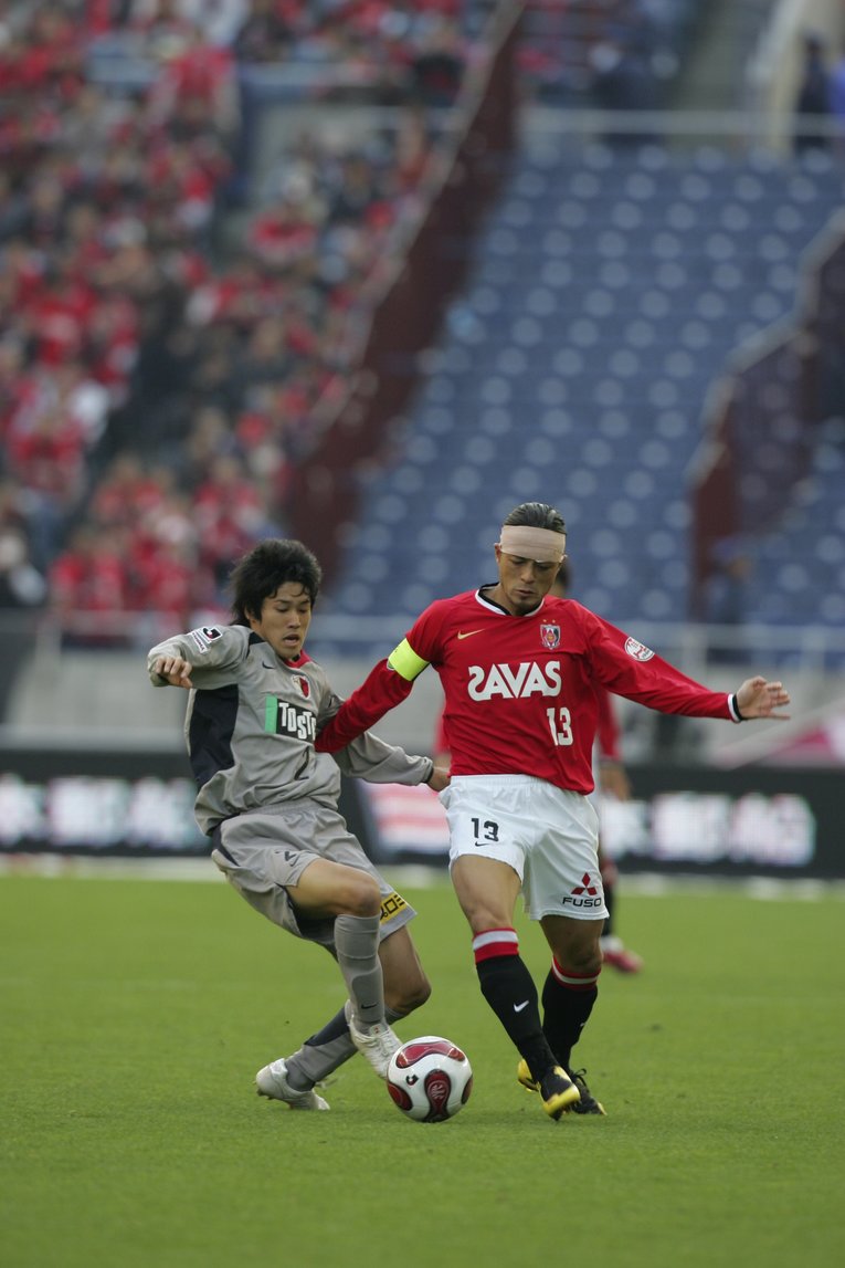 鈴木啓太と競り合う内田篤人（2007年）　©︎Toshiya Kondo