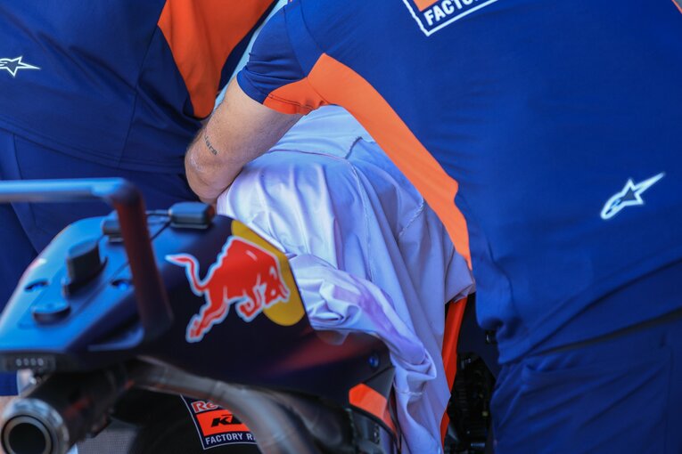 後半戦に向けた機密事項があったのか、テストではKTMのスタッフがすぐに車体を隠した　©Satoshi Endo