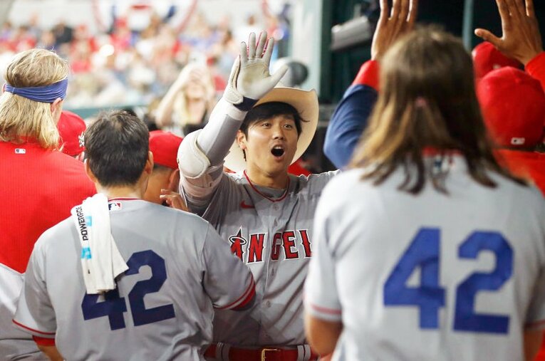 ホームラン後、カウボーイハット姿で大喜び　©Getty Images