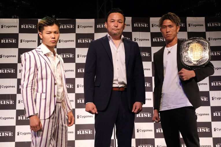 会見に臨んだ那須川天心と鈴木真彦