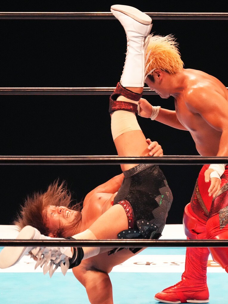 拳王に浴びせ蹴りをみせる内藤哲也