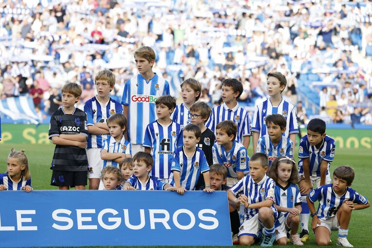 「KUBOコール」や「武房、シャツくれませんか」日本語メッセージの少年、猛プレスに感謝のハグ…“久保建英リーガ100戦目の進化”を撮った(7)