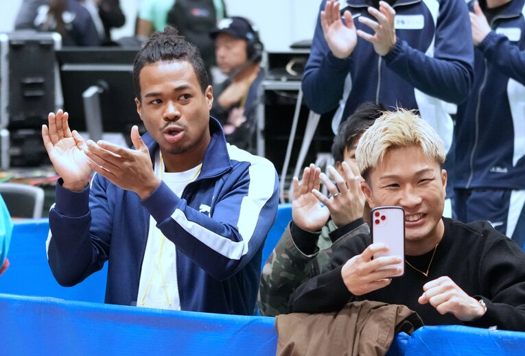 2023年11月の全日本選手権。荒竹一真に声援を送る岡澤セオン　©Naoki Fukuda