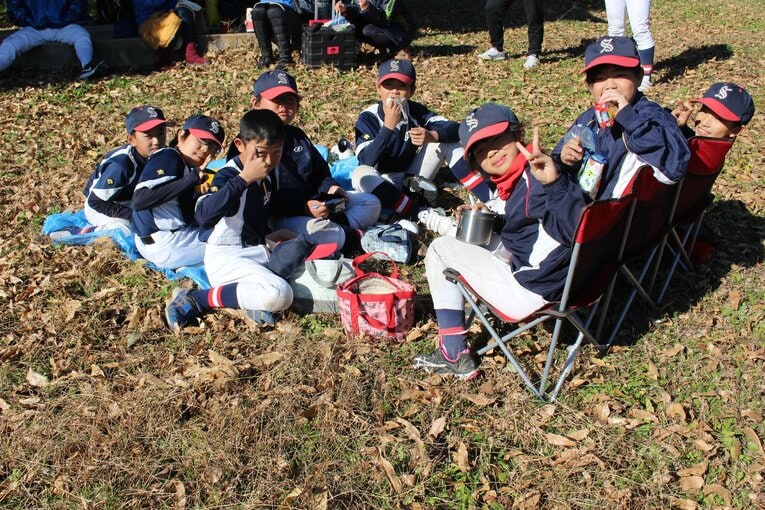 休憩時間にみんなでお弁当を食べる子どもたち　©︎Yu Takagi