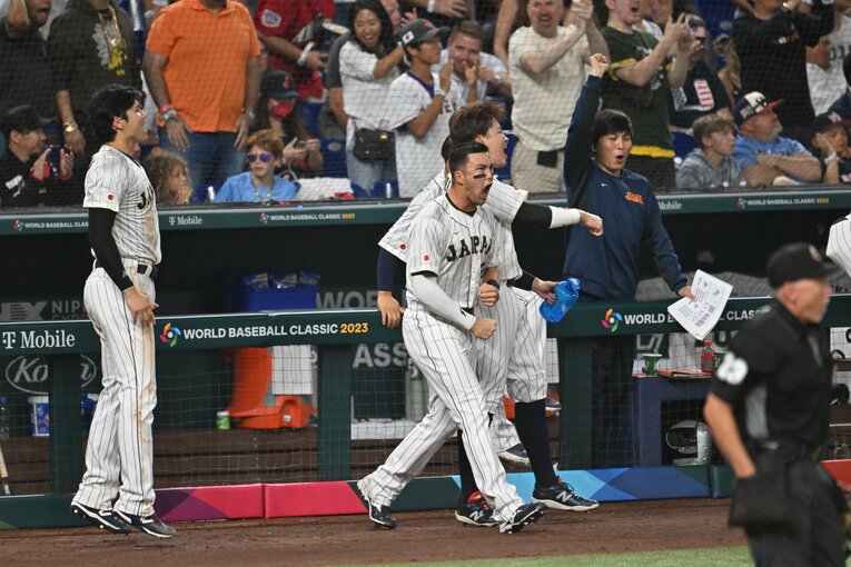 こちらは岡本のホームランの瞬間（4／4枚）。ベンチで見ていた大谷翔平、ヌートバー、村上宗隆、吉田正尚も思わず飛び出した　©Naoya Sanuki