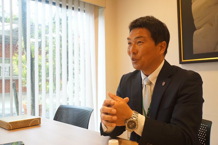 インタビューに応える小田大介監督　©Kei Nakamura