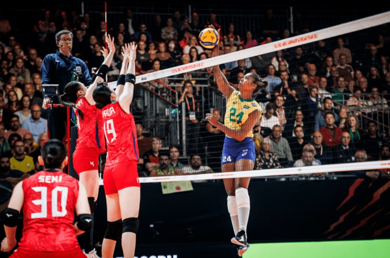 石川真佑、山田二千華　©︎FIVB