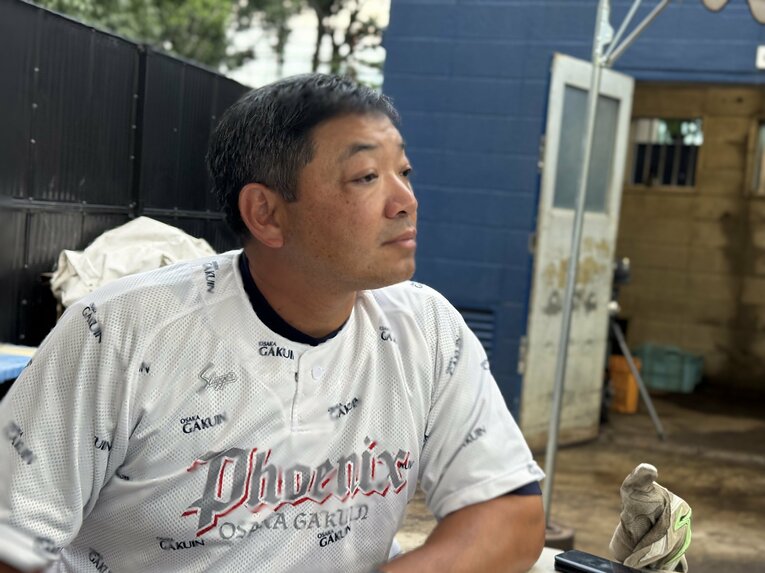 チームを率いる辻盛監督。元銀行マンにして保険代理店「ライフメトリクス」の社長を務める　　©Yuji Yanagawa